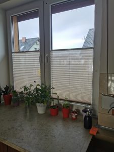 Żaluzje plisowane w oknie domu jednorodzinnego Nowy Tomyśl